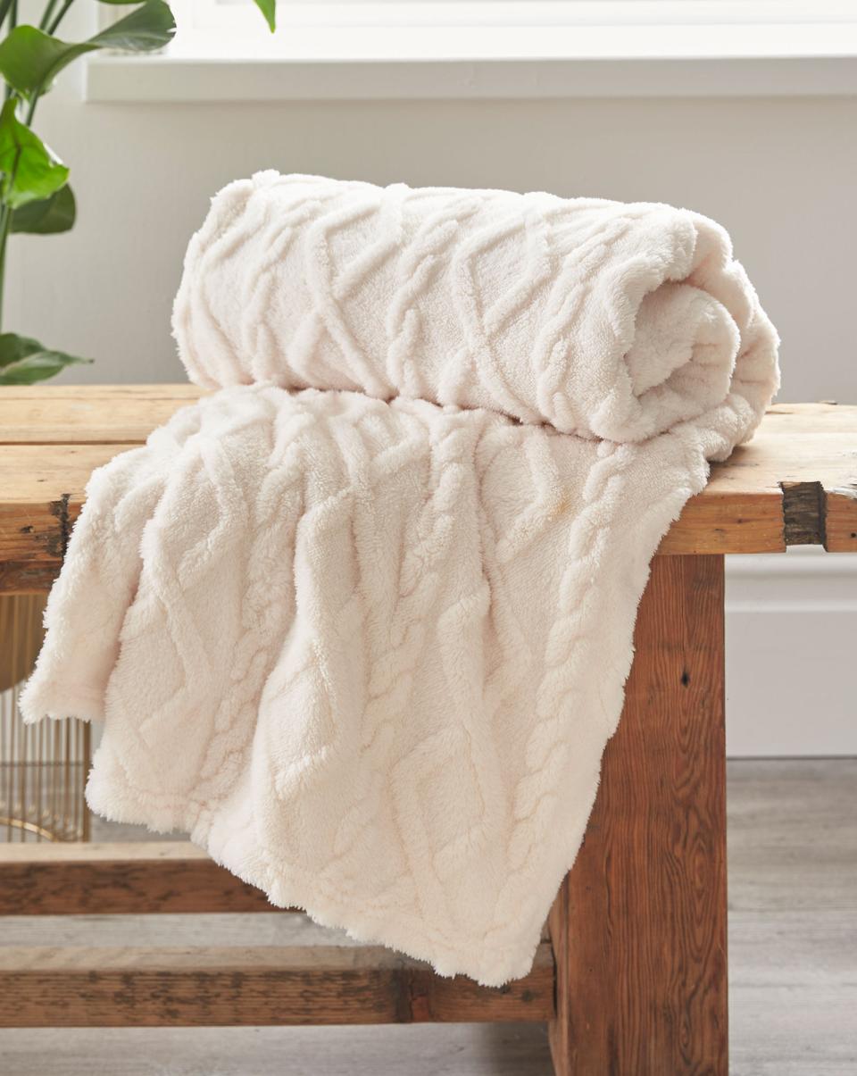 Streamlined Cotton Traders Textured Cable Throw Cream Throws Home - 1