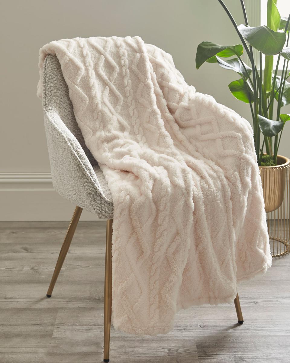 Streamlined Cotton Traders Textured Cable Throw Cream Throws Home